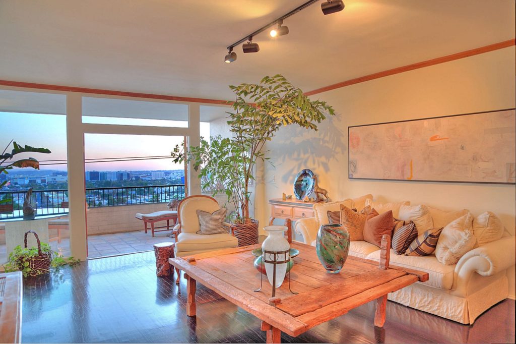 1100 Alta Loma Road #907