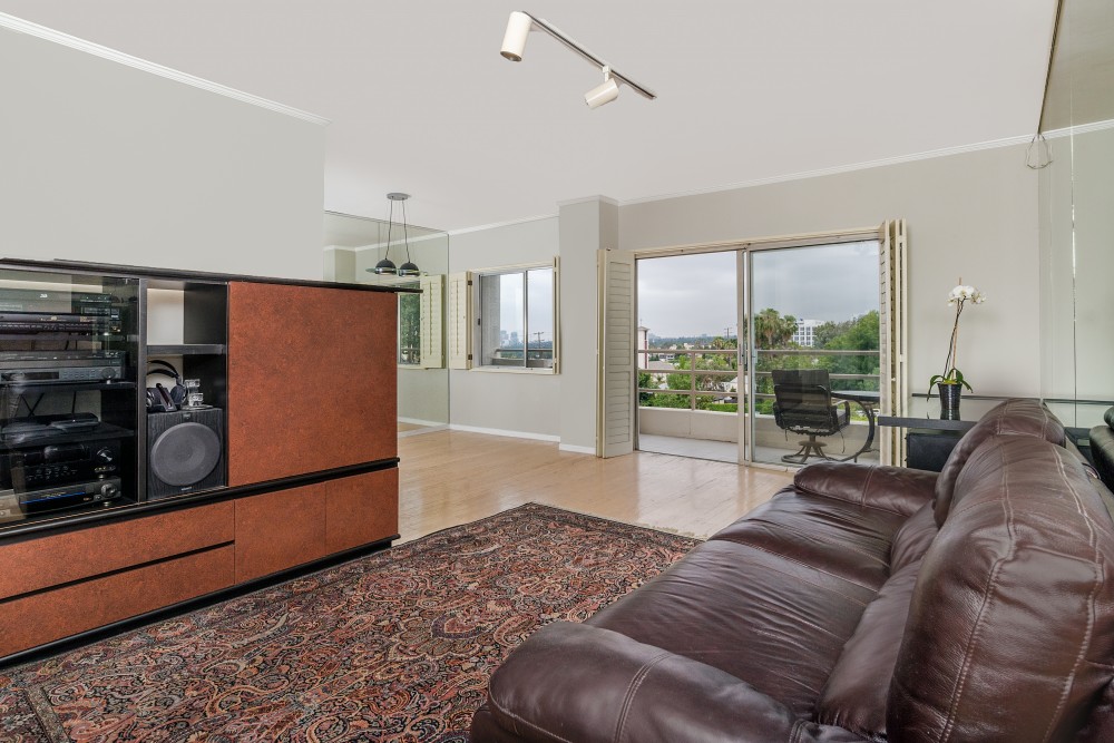 1131 Alta Loma Rd #512